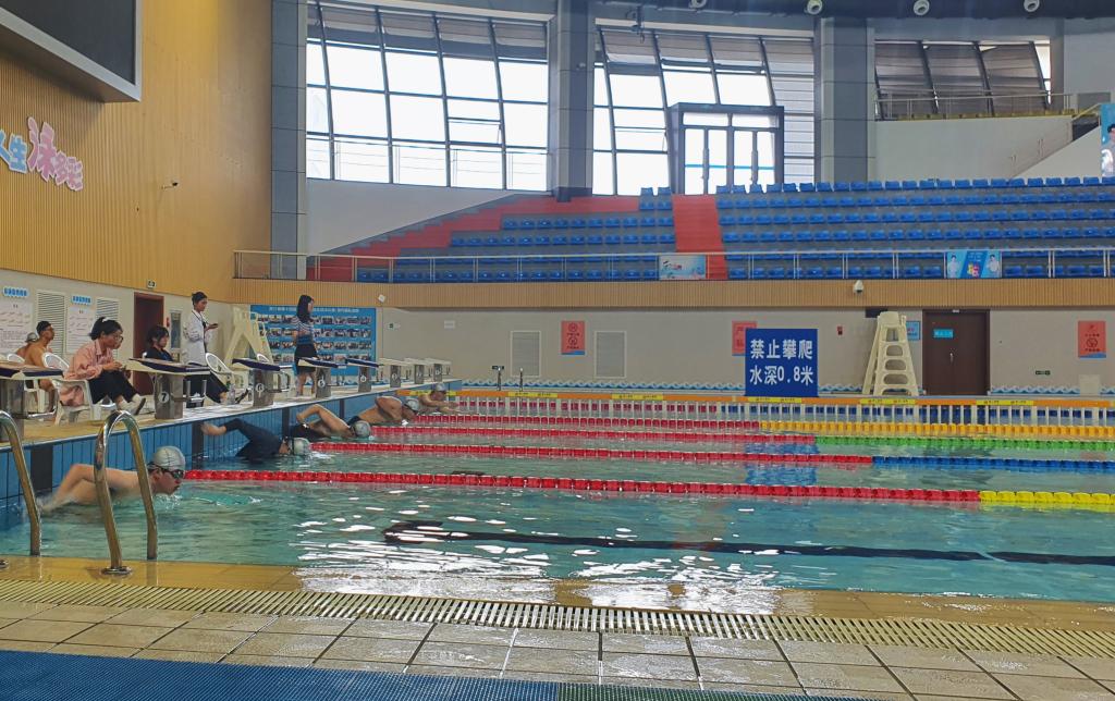 2023年诸暨市中考游泳项目在体育中心顺利举行