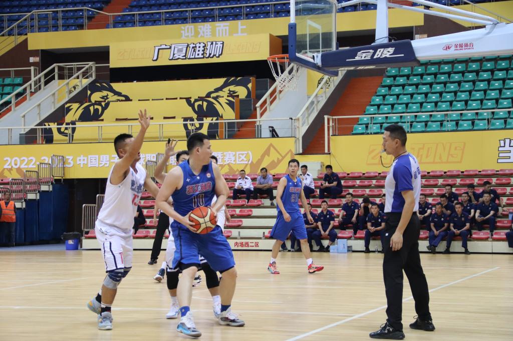 诸暨市人民政府与省消防救援总队篮球友谊赛在体育中心顺利举行